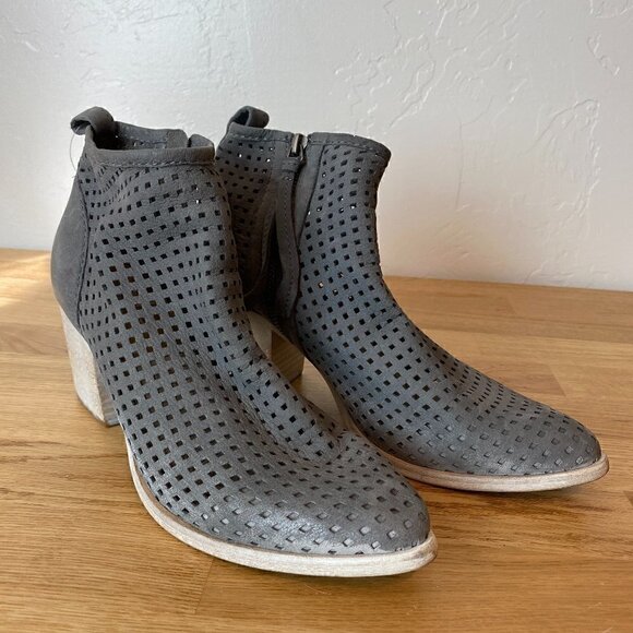 Dolce Vita Kenyon Smoke Grey Perforated Nubuck Bootie Size 9/9.5 - Picture 2 of 11